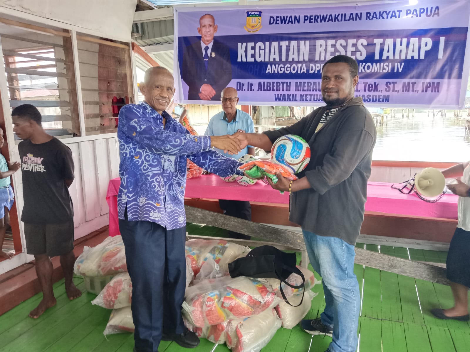 Reses di Kampung Engros, Alberth Merauje Serahkan Bantuan Alat Olahraga dan Salurkan Sembako