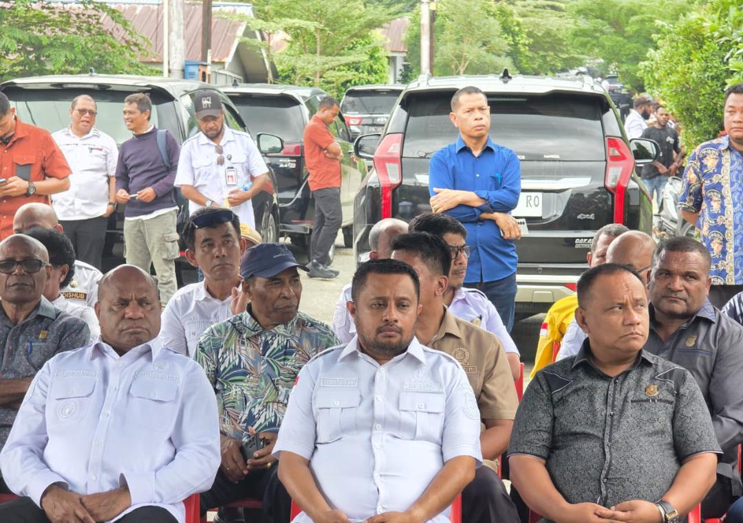 Gubernur Bersama Ketua DPR Papua Temui Warga Korban Banjir Bandang Sentani Tahun 2019