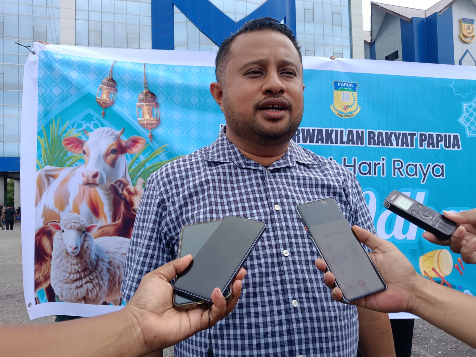 DPR Papua Sembelih 4 Ekor Sapi Kurban, Denny Bonai: Wujud Kepedulian kepada Sesama