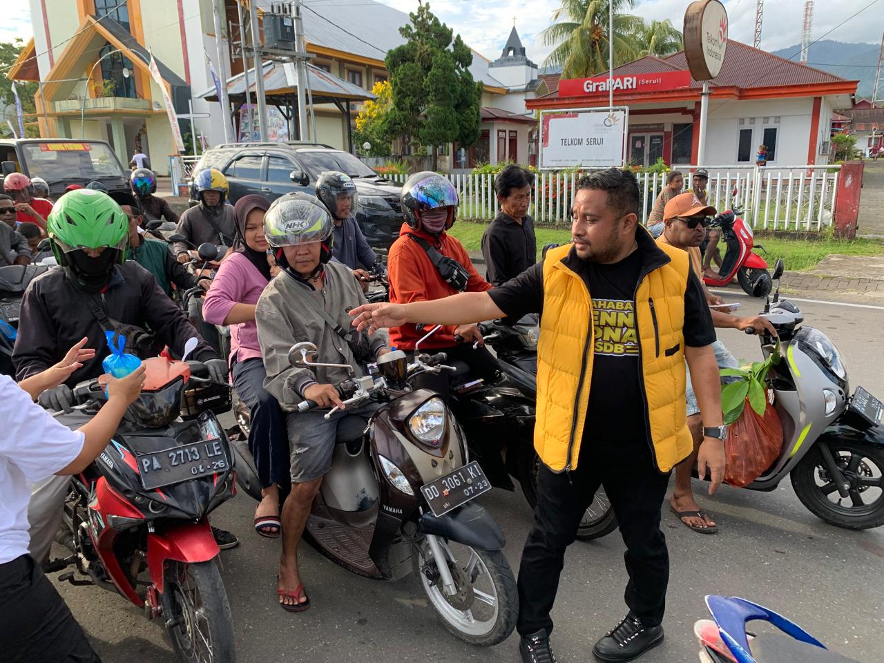 Ketua DPR Papua Bersama Sahabat Denny Bonai Bagikan Takjil di Alun Alun Serui, Perkuat Silaturahmi Ramadan