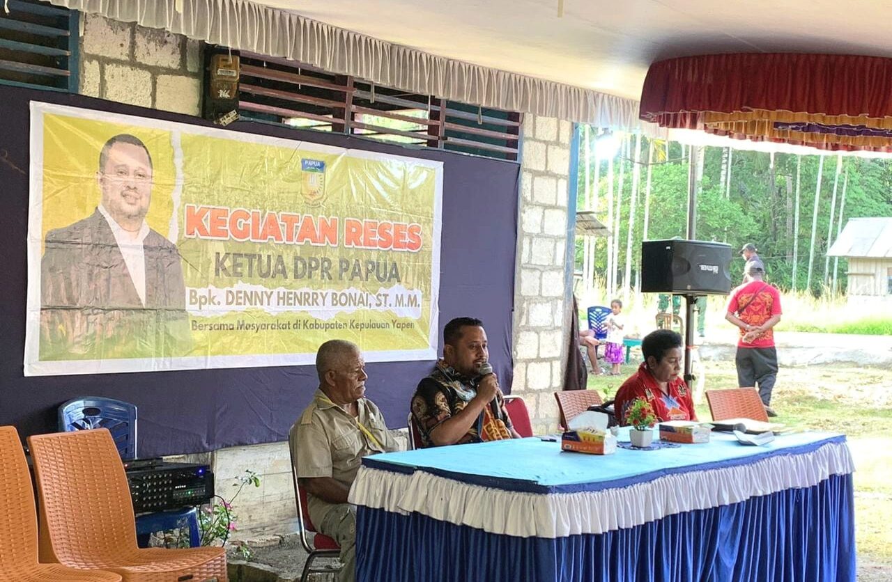 Ketua DPR Papua Denny Bonai Sosialisasikan Program BSPS untuk Warga Borai Saat Reses di Yapen