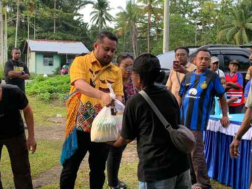 Reses di Yapen, Ketua DPR Papua Dengar Keluhan Warga dan Bantu Gereja Borai