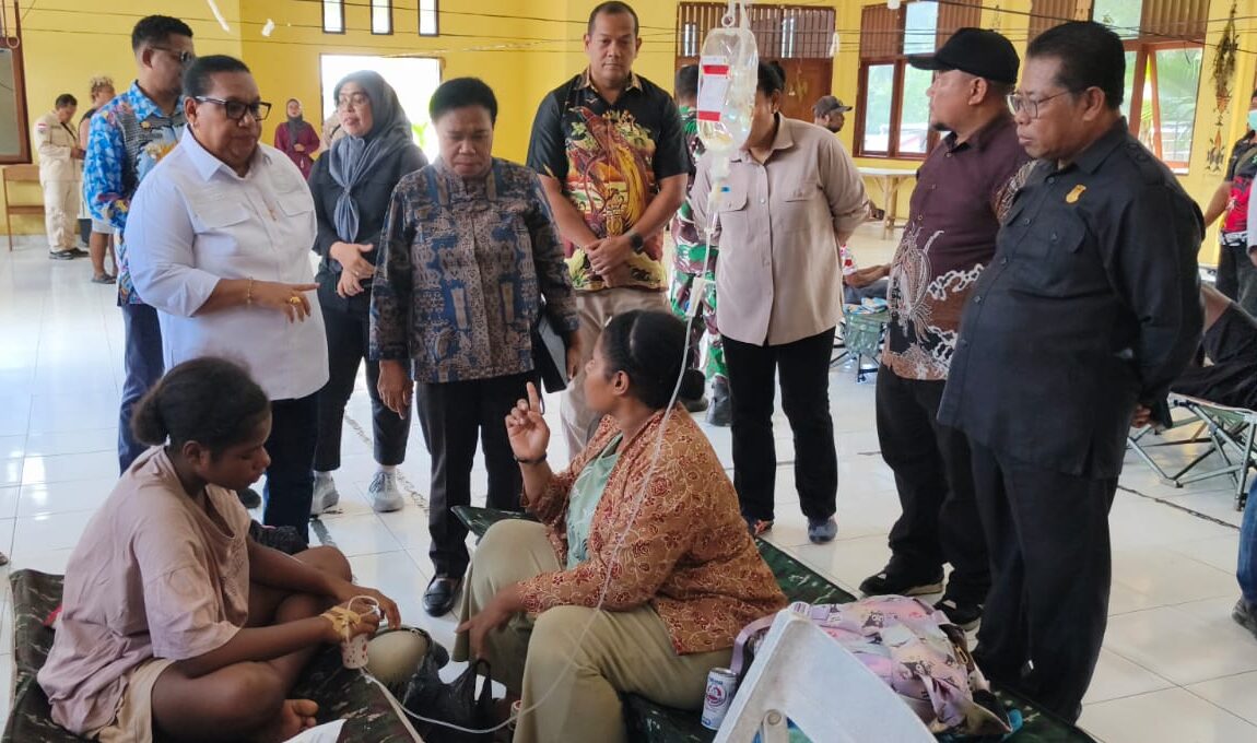 Tinjau Korban Dugaan Keracunan MBG di Depapre, DPR Papua Desak Transparansi dan Investigasi Menyeluruh