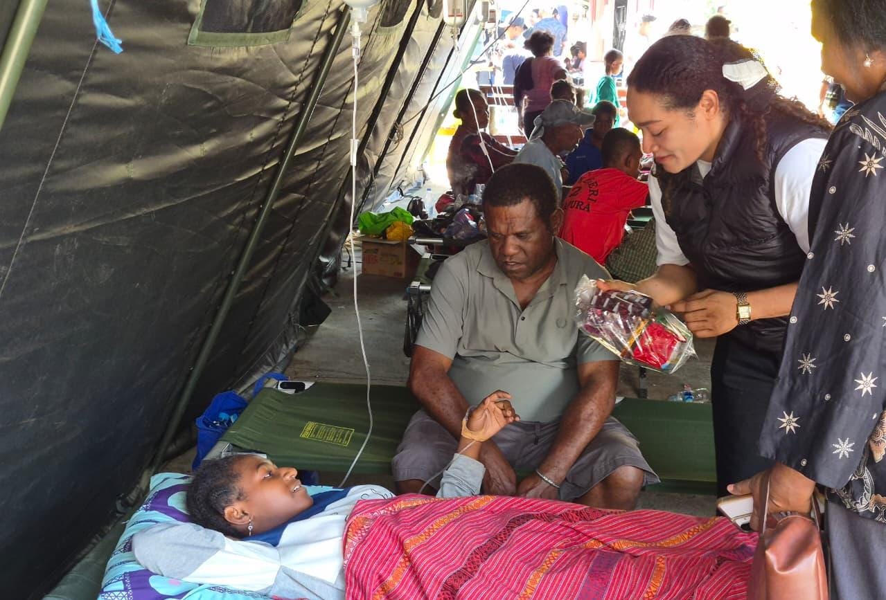 Ketua PIA-DPR Papua Salurkan Bantuan bagi Korban Dugaan Keracunan MBG di Depapre