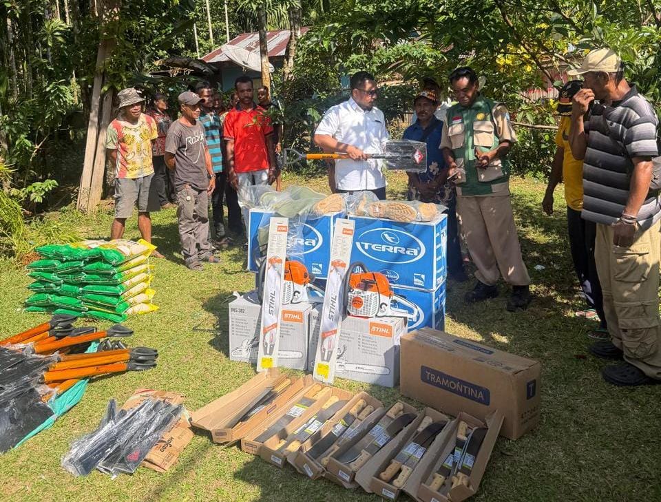 Reses Tahap II, Johanes Markus Wakum Serahkan Bantuan Penataan Tanaman Sagu kepada Kelompok Tani di Biak Numfor