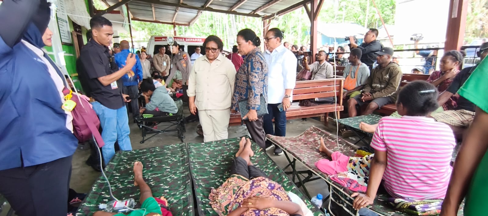 Wakil Ketua I DPR Papua, Herlin Beatrix M Monim bersama Ketua Komisi V DPR Papua, Dina L Rumbiak berserta anggota komisi v dan Wamendagri Ribka Haluk saat melihat pasien korban dugaan keracunan MBG di Puskesmas Depapre.