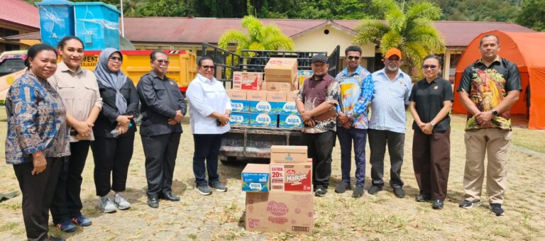 Wakil Ketua I DPR Papua, Herlin Beatrix M Monim bersama Ketua Komisi V DPR Papua, Dina L Rumbiak berserta anggota komisi foto bersama Kadistrik Depapre usai menyerahkan bantuan untuk korban keracunan MBG.