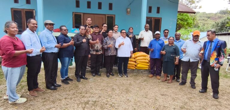 Wakil Ketua I DPR Papua, Herlin Beatrix M Monim bersama Ketua Komisi V DPR Papua, Dina L Rumbiak berserta anggota komisi foto bersama pihak gereja usai membeirkan bantuan bama untuk dapur umum di depan Jemaat GKI Marthen Luther, Wauna, Depapre, Kabupaten Jayapura.