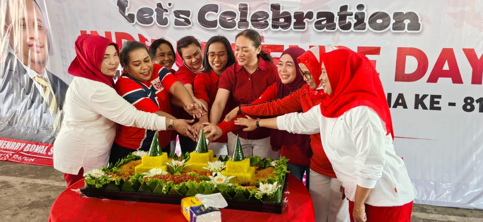 Ketua PIA DPR Papua, Wilhelmina Denny Bonai bersama anggota memotong tumpeng dalam menyemarakan HUT RI ke 81.