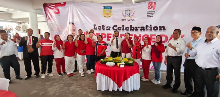 Foto bersama Ketua DPR Papua, Denny Henrry Bonai, Wakil Ketua I DPR Papua, Herlin Beatrix M Monim dan anggota DPR Papua serta Ketua PIA DPR Papua, Wilhelmina Denny Bonai dan anggotanya dalam menyemarkaan HUT RI ke 81.