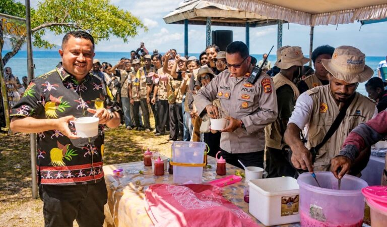 Ketua DPR Papua, Denny Henrry Bonai menikmati kuliner lokal dalam Festival Teluk Mioka 2026 di Sarawandori, Kabupaten Kepuluan Yapen.