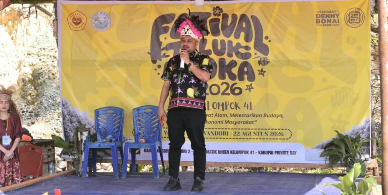 Ketua DPR Papua Denny Henrry Bonai memberikan sambutan pada Festival Teluk Mioka 2026 di Kampung Sarawandori, Kabupaten Kepuluan Yapen