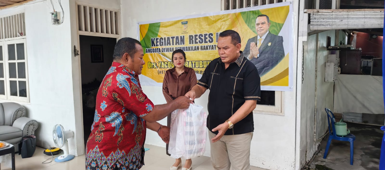 Ketua Komisi III DPR Papua, Yacob Ingratubun menyerahkan bantuan bama kepada warga BTN Puskopad Abepura.