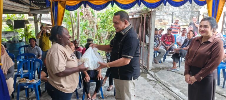 Ketua Komisi III DPR Papua Drs Yacob Ingratubun MM menyerahkan bama kepada warga BTN Puskopad Atas dalam reses.