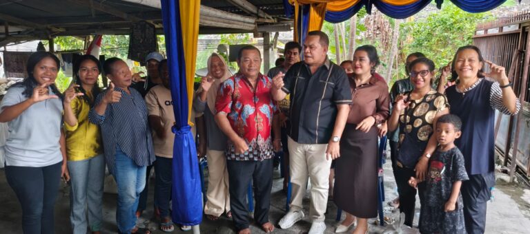 Ketua Komisi III DPR Papua, Drs Yacob Ingratubun, MM foto bersama warga usai kegiatan reses.