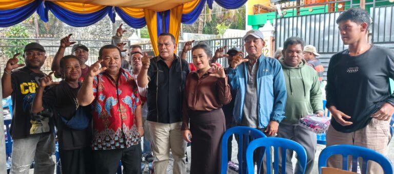Ketua Komisi III DPR Papua Drs Yacob Ingratubun, MM foto bersama warga BTN Puskopad Atas Abepura usai reses.